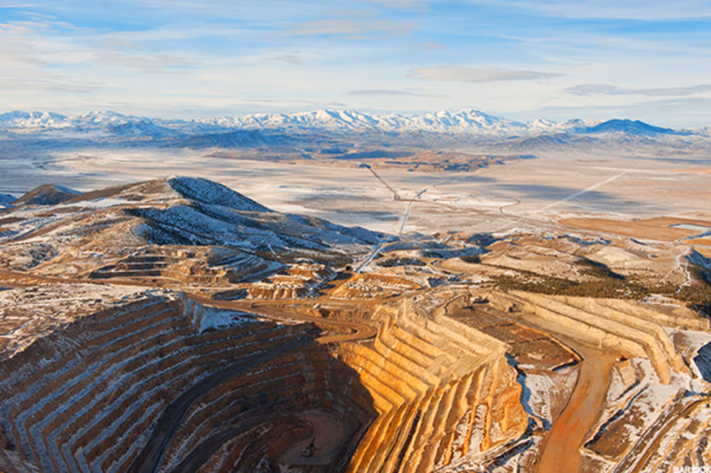A Smart Setup on a Gold Miner Amid Oil’s Sudden Slide, Weaker Dollar
